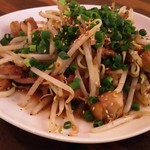 IGOSSOU オリエンタル - 鶏肉ともやし炒め680円