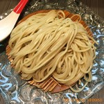 柳麺 呉田 - ■つけざる
      自家製の太麺は、がっしりコシが強く男っぽい。小麦感が美味い！これがシンプルなつけ汁にうまくあって、絶妙です。
      バラ・チャーシューも、繊細かつ大胆な絶品。