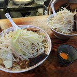 極太濁流ラーメン ら・けいこ - 手前が ラーメン 大盛 + 玉子1,020円（税込）、右奥が ラーメン普通盛 750円 です。 