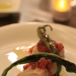 中央は生に近い鰆　トマトのビネグレットに伏見唐辛子を