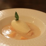 サラマンジェ ド ヨシノ - もう一つのデザートは桃のスープにアイス