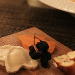 サラマンジェ ド ヨシノ - デザートをひとつはチーズにしてもらいました。　北鎌の燻製チーズ、夏のシェーブルにミモレット
