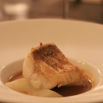 サラマンジェ ド ヨシノ - 甘鯛（皮がぱりぱり）にアオリイカ　ロブスタービスク風のスープに載せて