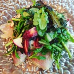 トラットリア・築地パラディーゾ - カルパッチョはちょっと生臭かったけどサラダは美味しかった(^^)