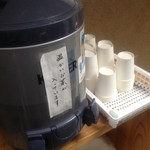 日本橋海鮮丼 つじ半 - 店外には温かいお茶が設置 11月頃