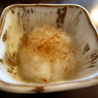 とんかつ まい泉 青山本店 - 醤油をかけてそのまま食べてください、と言われた大根おろし