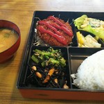 ミンチカツ定食　650円　品数が多くていいですね