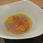 神保町 傳 - 蓮の葉の下にトマトの心太、じゅんさい、パッションフルーツ、バジルシード