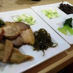 本枯中華そば 魚雷 - 左特製用の具、右中華そば用の具