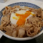 Yoshinoya - 豚半熟玉子丼（大570円）卵を割ると…。
