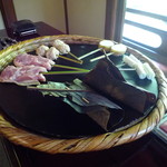 うかい鳥山 - 【2016.7】鶏炭火焼…
      鶏一串　つくね　棒葉焼　じゃが芋　葱