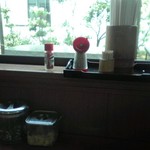 釜あげうどん 長田 in 香の香 - 卓上からの中庭の眺め(2016年8月2日撮影)