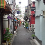 すごい煮干ラーメン凪 新宿ゴールデン街店本館 - ゴールデン街の小径を入っていきます。