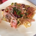 リストランテ エ ピッツェリア ペイザン - 自家製スパゲッティの野菜たっぷりガーリックソース 生ハム添え