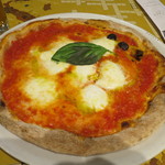 Eataly Roma - 水牛のモッツアレラのマルゲリータ　8.5ユーロ