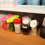 なおちゃんラーメン - 卓上の調味料。ズラリと並んでいます。