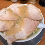 なおちゃんラーメン - 「チャーシュー麺」（800円）。ニンマリしちゃうヴィジュアル♪