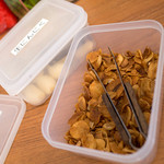 なおちゃんラーメン - 元気のためのニンニク♪ 生とチップ、両方用意されています。