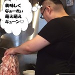 Nikujirumen Susumu - 厳選した豚バラ肉と会話する域に達した店主。