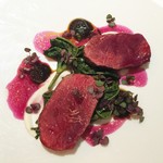 レフェルヴェソンス - 焚き火の香り：蝦夷鹿の鞍下肉を薪で焼いて、帆立貝のムスリーヌ、赤ピーマンの炭化ピュレ、赤紫蘇、空芯菜