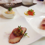 Berurujunomori - ランチセット:前菜4種(右上から時計回りに、スモークサーモン、葡萄の生ハム巻き、鴨のスモーク、ボイルドエッグ)
