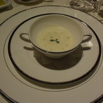青山 エリュシオンハウス - スープ：ホワイトアスパラガスのクリームスープカプチーノスタイル