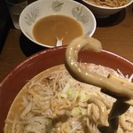 蒙麺 火の豚 - 麺切れ端？
      親玉のようなお宝剛麺発見