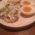 和風家　新風 - チャーシュ・メンマ・煮卵のつまみ(300円)