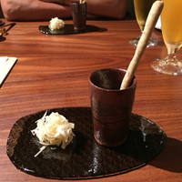 エニェ - パルミジャーノの糸玉とブラックオリーブのグリッシーニ
