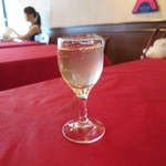 Bisutoro Guruman - 一口サイズのグラスで、樽ハウスワインのサービスあり。