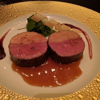ガストロノミー ジョエル・ロブション - 牛フィレ肉　フォアグラと抱き合わせロースト　ロッシーニ的考えで