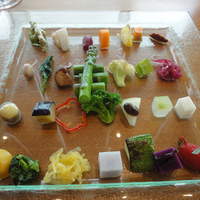 銀座 シェ・トモ - 名物、お野菜の一皿。