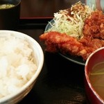 和食　斉とう - ランチの唐揚げ定食 880円 唐揚げ1個食べたあと撮影