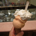 Grom - PESCA（ピーチ）クリームのせ　3.3ユーロ