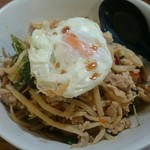 バミー ヘーン ガパオ ガイ　目玉焼きのせ