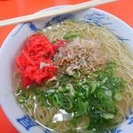 元祖長浜屋 - ラーメン（ベタカタ）。2年前と比べると脂の量の違いが一目でわかる