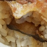 野田岩 - 中入鰻丼・ごはんとごはんの間にうなさんが挟まれている！