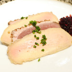 シェ・イノ - 
      鴨肉とフォアグラの燻製　ポートワインのゼリー