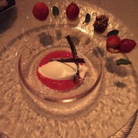 アルヴェアーレ - 塩のジェラート苺のソース