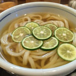 麦穂 - 冷たいかけうどんに風味の良いすだち。酸味が食欲をそそる。夏にピッタリな一品。八月の限定メニュー。