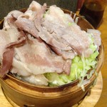 Izakaya Shusse - 豚バラ肉とキャベツのセイロ蒸し780円