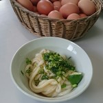 三嶋製麺所 - 冷たいのんに醤油をかけてすだちを搾る。