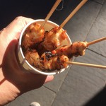 馬事公苑 売店 - いつもの100円やきとり。さくら通り共栄会ブース。（2016★区民まつり）