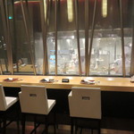 スーツァン・レストラン陳 - 素通しガラスのカウンター席