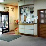 割烹 花月 - 帳場
      鹿と熊の剥製も