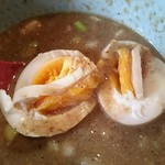 煮干麺 新橋 月と鼈 - 玉子は火が通りすぎて残念