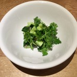 スガハラ - きゅうりとパクチーのピリ辛サラダ