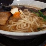麺屋わっしょい - 「濃厚ギャフンラーメン」麺は平打ち麺
