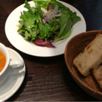 ベーカリー&レストラン 沢村 新宿 - ランチのスープやサラダ