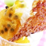 パティスリー アンシャンテ - ホイップにはパッションフルーツがオン